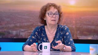 Снимка: Коларова: Румен Радев обслужва руския патриарх. Гафът е равностоен на онова голо рамо и кръстосания крак