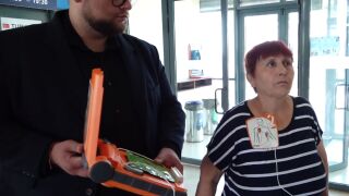 Снимка: "Като детска игра, която спасява животи": Монтират автоматични дефибрилатори на ключови места в Бургас 