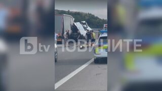 ТИР разцепи товарен автомобил на две при тежка катастрофа на АМ „Струма“ (ВИДЕО, СНИМКИ)