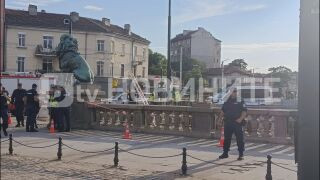 Хвърлиха мъж от Лъвов мост, загина на място (СНИМКИ)