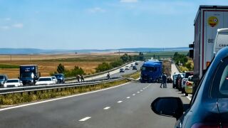 Камион удари кола, трима са загинали. 