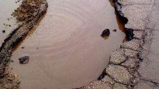 Четвъртият съдия спаси наш тим, закъсал заради... дупка 