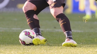 Футболист на Рома играе всеки мач със скъсани чорапи (ВИДЕО)