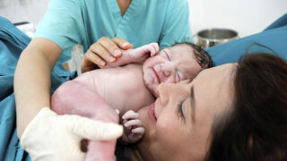 Бебе се ражда със спирала против зачеване в ръка (СНИМКИ)