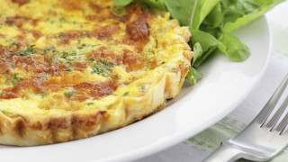 Киш с бекон и песто от рукола