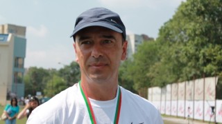 Треньор на Левски играе комар с деца от школата (ВИДЕО)