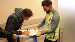 Меси взе автограф от аржентински герой (ВИДЕО)