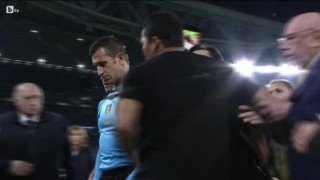 Карлос Бака скочи на съдията след драматичната загуба от 