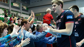 Полиция свали от самолет руски волейболист заради висок ръст (ВИДЕО)
