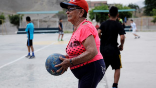 92 години рамо до рамо с футболната страст (ВИДЕО)