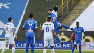 Пропусната дузпа и вратарски гаф лишиха 