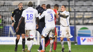 Бой между съотборници завърши с 2 червени картона (ВИДЕО)