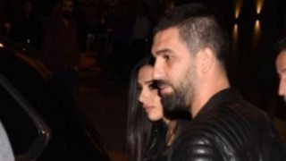 Арда Туран скочи на журналист заради реплика към жена му