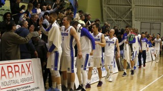 Студена зала посрещна 