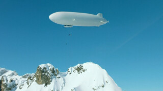 Ски и сноуборд от дирижабъл (ВИДЕО)