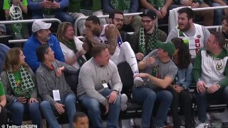 Звезда от НБА отпи от уискито на зрителка (ВИДЕО)