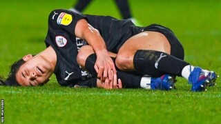 Играч от трета дивизия на Англия останал на терена със счупен крак