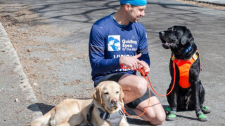 Незрящ бегач завърши полумаратона в Ню Йорк с помощта на кучета водачи (ВИДЕО)