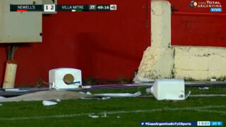 Счупени тоалетни и много вода на мач в Аржентина (ВИДЕО)