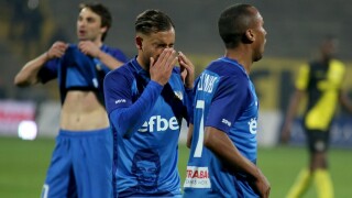 Спорна дузпа, червен картон и поделени точки между 