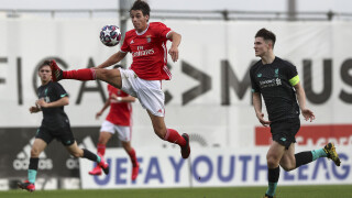 Ръкуването не е препоръчително? Няма проблем! (ВИДЕО)