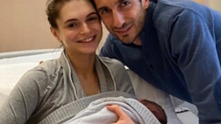 Хенрих Мхитарян пoказа сина си Хамлет