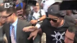 Разпитваха Роналдиньо осем часа заради фалшив паспорт (ВИДЕО)