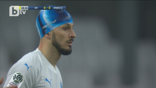 С плувна шапка на... футболен мач (ВИДЕО)