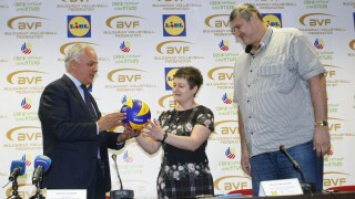 Конгрес с маски и мачове без публика във волейбола