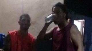 Роналдиньо пие алкохол и раздава автографи зад решетките (СНИМКИ)