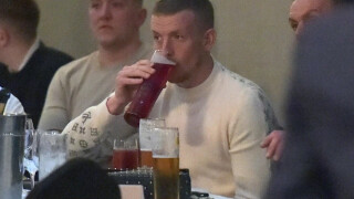 Вместо да се изолира, Пикфорд пие бира на боксов мач 