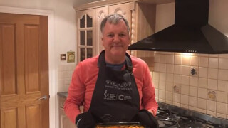 Футболен коментатор се преориентира към готварството (ВИДЕО)