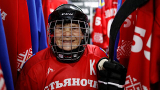 80-годишна хокейна фурия и лидер за пример (ВИДЕО)