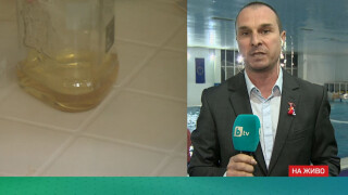 Бутилка уиски посреща децата на басейн 