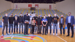 Американският посланик дриблира с националите по баскетбол (ВИДЕО)