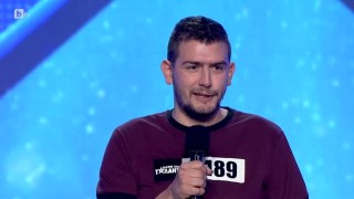Крум Бошнаков има остър език и упражнява чувството си за хумор върху журито