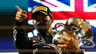 Хамилтън започна сезона във Формула 1 с дискусионна победа