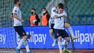 Спорна дузпа и дебютен гол донесоха на Италия исторически успех в София