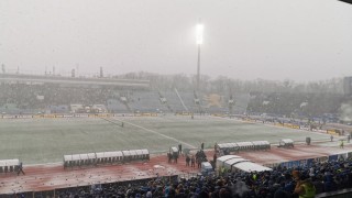 Прекъснаха дербито за кратко заради снега (ОБНОВЕНА)
