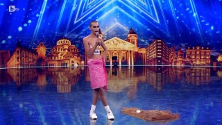 Гибо Бейби изпълнява песен по свой текст