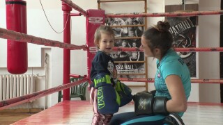 С бебе на ръце до боксовите върхове (ВИДЕО)