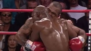 Тайсън продава канабисни хапки като ухото на Холифийлд (СНИМКА)