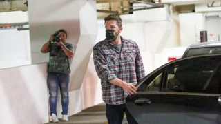 Бен Афлек и синът му - на разходка, но с маска на лицето