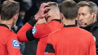 Мач в Германия беше прекратен, след като уцелиха съдията с... бира 