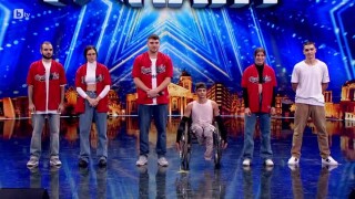 Connection Crew изпълняват хип-хоп танци