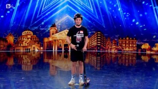 Григор Григоров демонстрира изпълнение с тротинетка