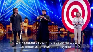 Джо Александър изуми журито със своето умение да лови стрели с голи ръце