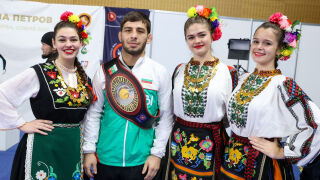 Чужденци взеха поясите 