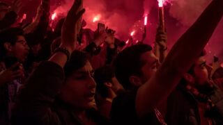 Филм или реалност: Фенове замерят футболисти с ножове