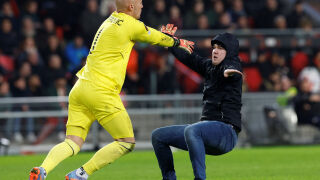 Затвор за хулигана, атакувал вратаря на Севиля (ВИДЕО) 